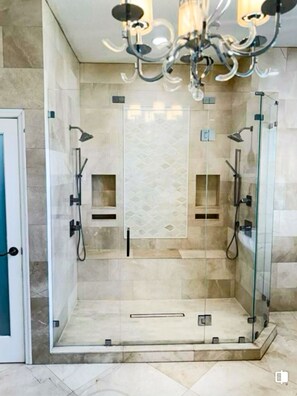 Dusche, Haartrockner, Handtücher, Seife