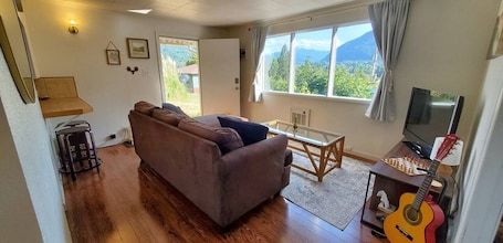 Living area. Panoramic View 2br on Hill in Uptown Oakridge