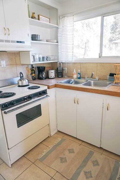 Panoramic View 2br on Hill in Uptown Oakridge