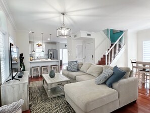 Living area - CANAL FRONT HOME WITH DOCK FOR YOUR BOAT.  CENTRALLY LOCATED IN KEY LARGO (Key Largo)