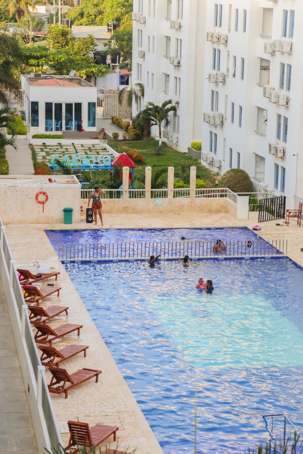 Una piscina al aire libre