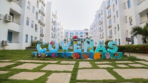 Un edificio moderno con el nombre 'COVENAS' exhibido en grande.