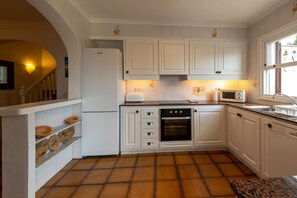 Refrigerador, microondas, horno y lavavajillas 