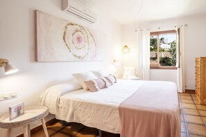 4 bedrooms, iron/ironing board, free WiFi, bed sheets - Villa MAESO, sea views, air conditioning, pool, 8 pax (Son Bou)