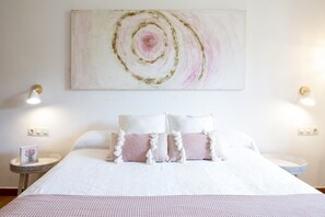 4 bedrooms, iron/ironing board, free WiFi, bed sheets
