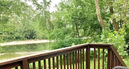 Truly a unique get-a-way! Cottage on the shore of the Little Miami River!