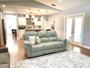Smart TV, video games, DVD player, video library - Blue Bayou - Charming home with heated pool, tiki and OPTIONAL BOAT DOCKAGE (Bradenton)