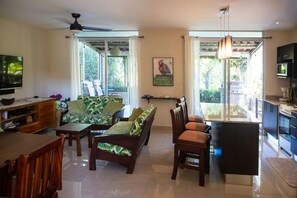 Smart-TV, DVD-Player, Bücher