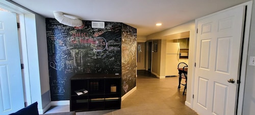 Wrigley/Lakeview Gem- Walk to Wrigley Field/ Parking available!