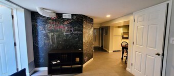 Wrigley/Lakeview Gem- Walk to Wrigley Field/ Parking available!