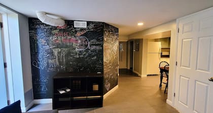 Wrigley/Lakeview Gem- Walk to Wrigley Field/ Parking available!