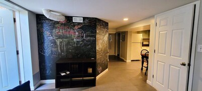 Wrigley/Lakeview Gem- Walk to Wrigley Field/ Parking available!