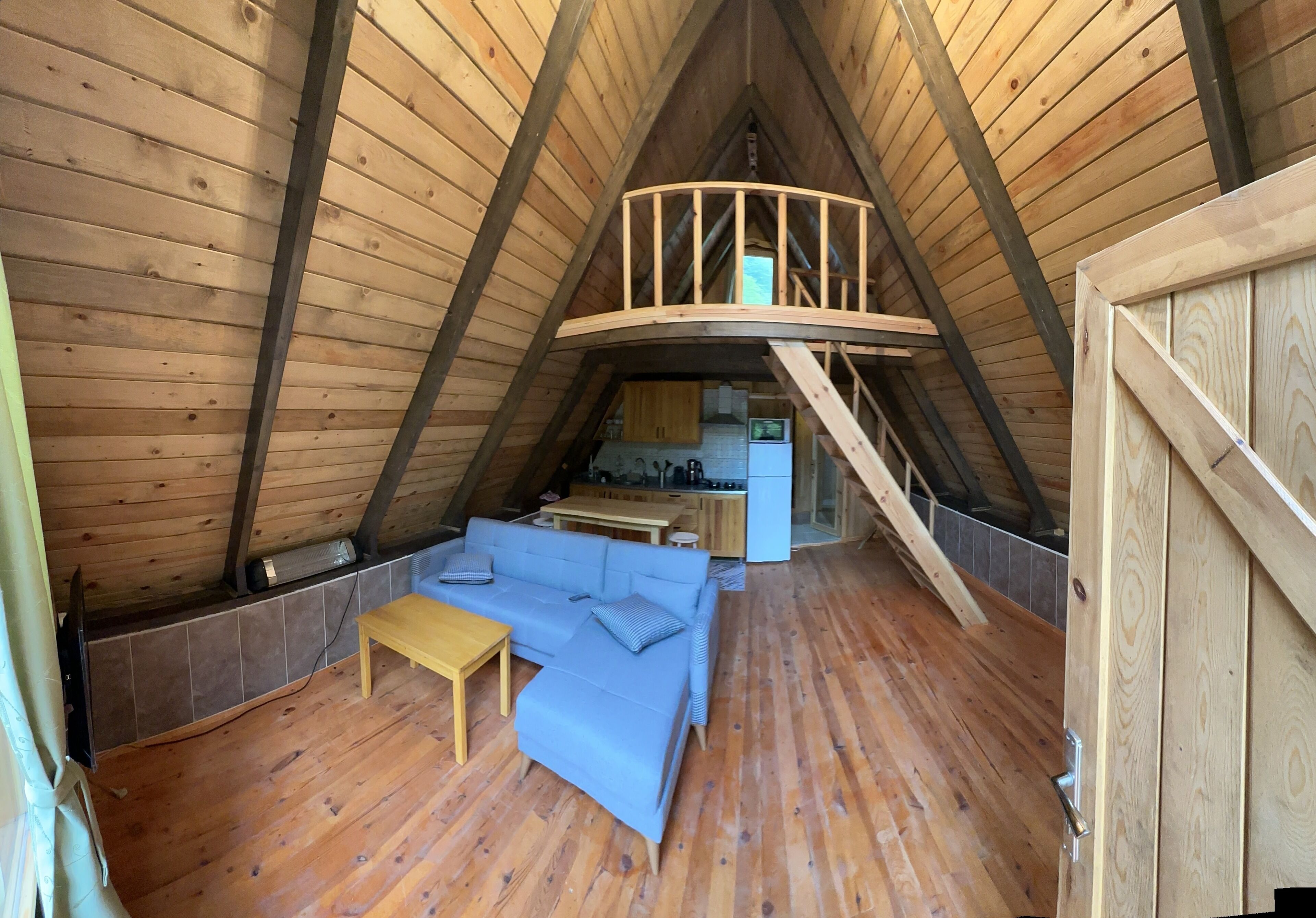 Familienbungalow, 2 Schlafzimmer, Bergblick | Wohnbereich | 32-Zoll-LCD-Fernseher mit Digitalempfang, Netflix, Streaming-Dienste