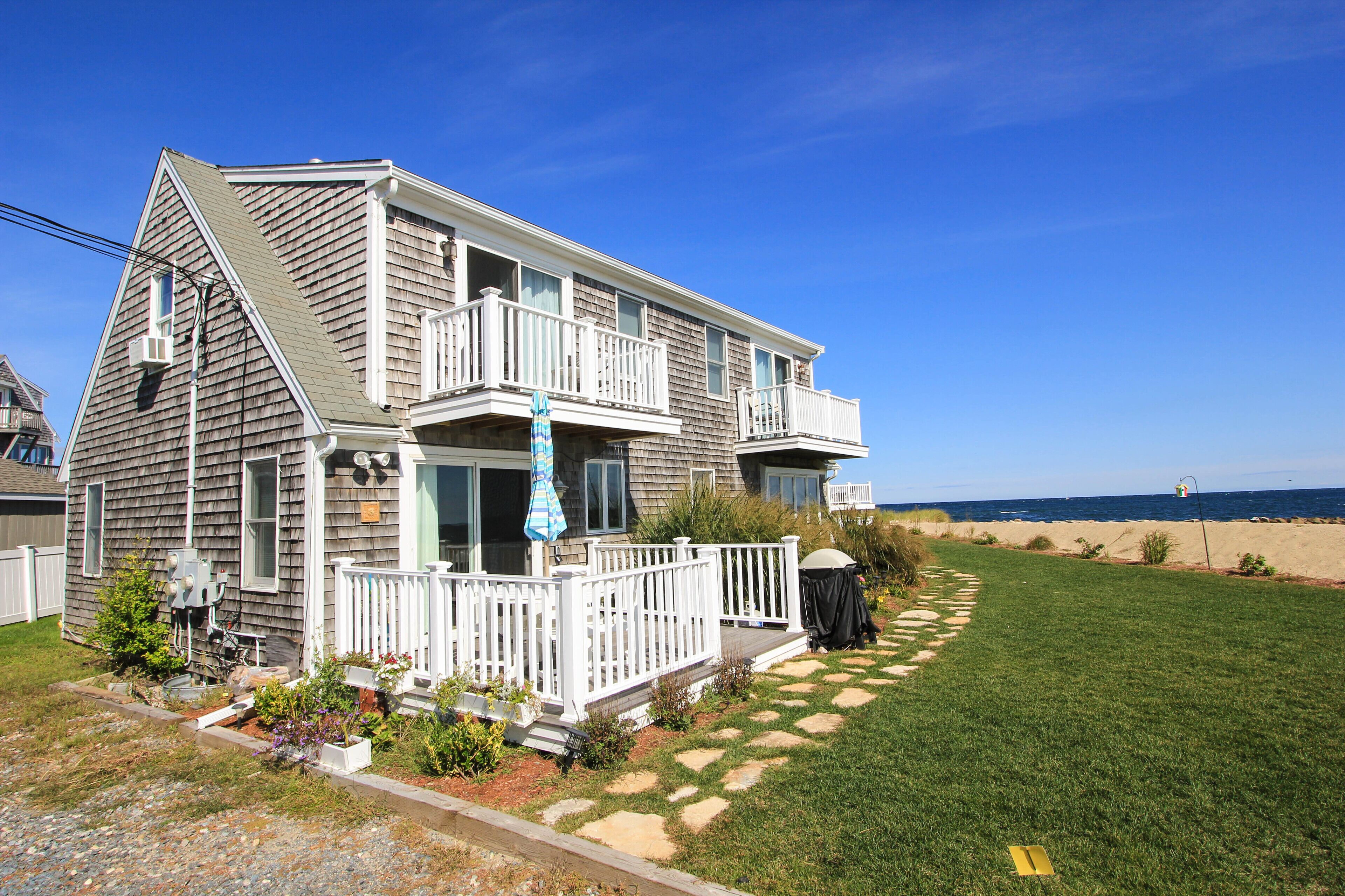 3 White Cap- Oceanfront Condo, Stunning Views, Beach Access, Central location