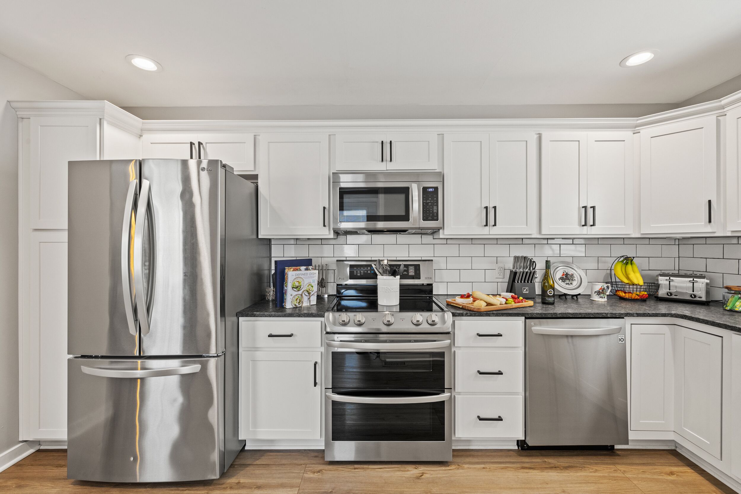 Kjøleskap, mikrobølgeovn, ovn og kokeplater