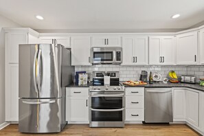 冰箱、微波炉、烤箱、炉灶