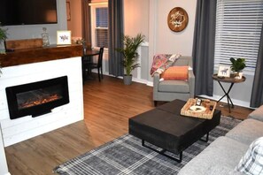 智能电视、壁炉、书、打印机