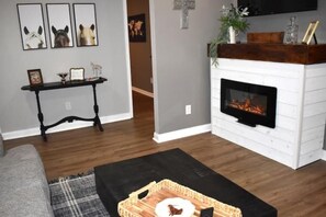 スマートテレビ、暖炉、書庫、プリンター