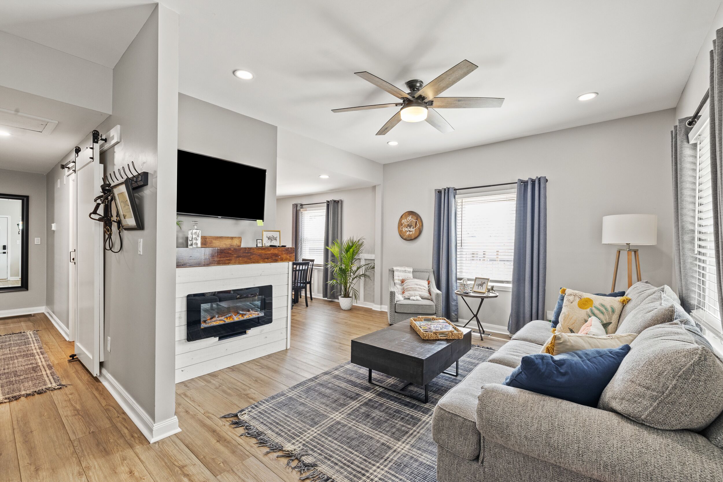 Smart-TV, peis, bøker og printere