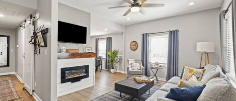 Smart-TV, Kamin, Bücher, Drucker