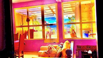 Apartamento, 1 quarto, sacada, vista para a cidade | Área de estar | Livros