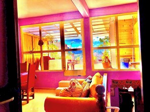 Apartamento, 1 quarto, sacada, vista para a cidade | Área de estar | Livros