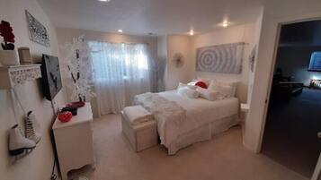 2 quartos, escrivaninha, roupa de cama