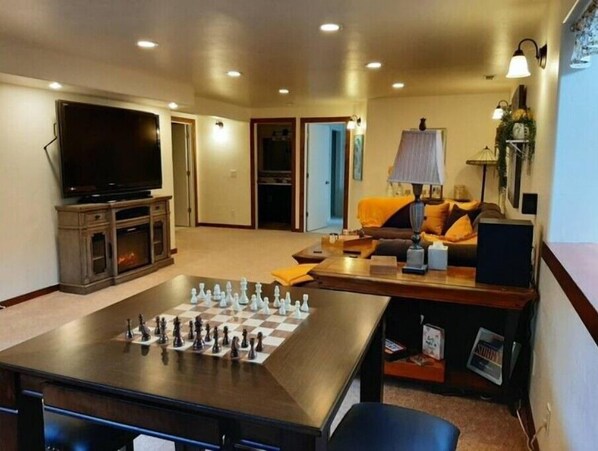 Smart TV, books - CDA Place - Private 2BR 1BA 1,300 SF Bsmt Suite (Coeur d'Alene)