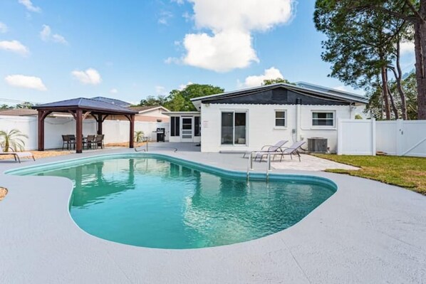 Una piscina al aire libre