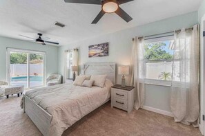 3 dormitorios, escritorio, tabla de planchar con plancha y cuna de viaje