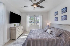 3 bedrooms, desk, iron/ironing board, travel crib - Tropical Oasis w/Pool near Beach (St. Petersburg)