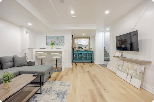 STUNNING & SPACIOUS 1 BEDROOM OASIS