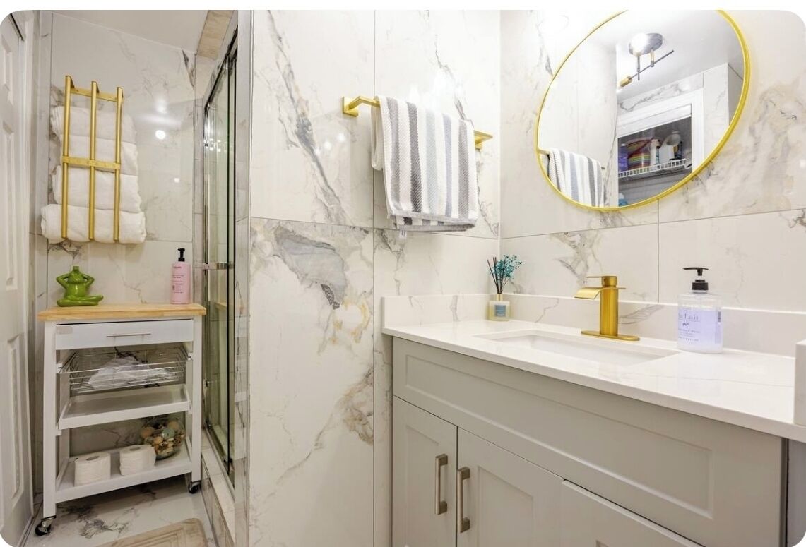 Douche, sèche-cheveux, bidet, serviettes fournies
