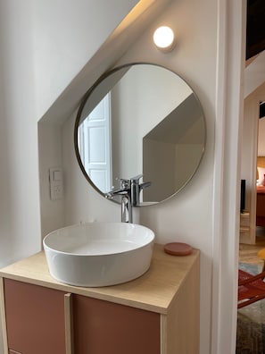 Shower, hair dryer, towels, soap - Appartement Hyper Centre Ville de Quimper - Tout Confort - Refait à Neuf 2024 (Quimper)