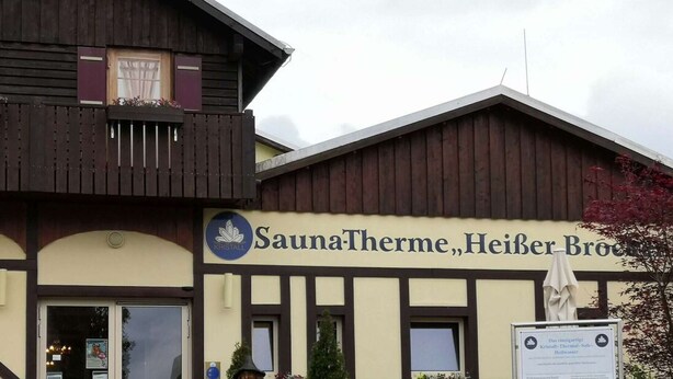 A building with a sign reading "SaunaTherme, Heiber Brock". - Workation-suite im Ferienpark (Altenau)
