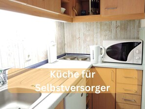 Refrigerador, microondas, parrilla de estufa y cafetera y tetera 