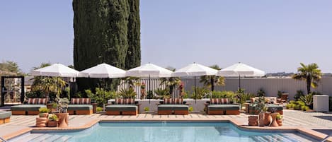 Piscine extérieure, parasols de plage, chaises longues