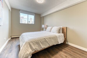 1 bedroom, iron/ironing board, free WiFi, bed sheets - A Spacious Downtown 1-bed Suite Free Parking (Calgary)