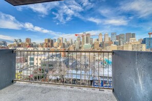 Property grounds - A Spacious Downtown 1-bed Suite Free Parking (Calgary)