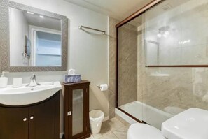 Hair dryer, towels, soap, shampoo - A Spacious Downtown 1-bed Suite Free Parking (Calgary)