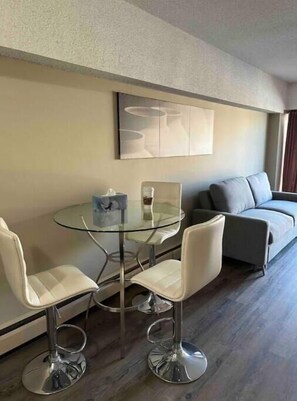 Dining - A Spacious Downtown 1-bed Suite Free Parking (Calgary)