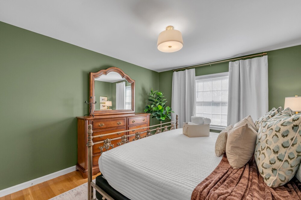 DWNTN Lex 3bd/2ba Lounge & Patio Near Keeneland, UK, & KY Bourbon