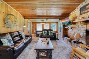 Télévision, livres, espaces bureaux