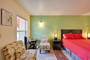 1 bedroom, free WiFi, bed sheets - Charming Park Side Hotel Room 1 (Crestone)