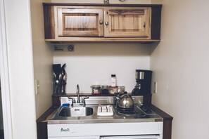Fridge, stovetop, coffee/tea maker, cookware/dishes/utensils - Charming Park Side Hotel Room 1 (Crestone)