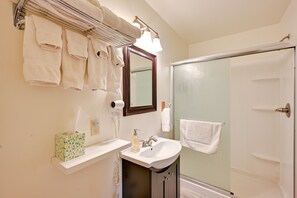 Haartrockner, Handtücher, Seife, Shampoo