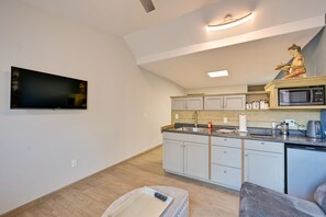 Fridge, microwave, stovetop, coffee/tea maker - Head Into The Vortex (Crestone)
