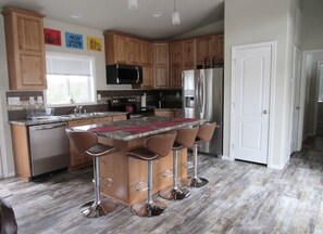 Kjøleskap, mikrobølgeovn, ovn og kokeplater