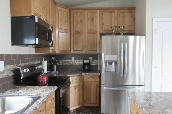 冷蔵庫、電子レンジ、オーブン、コンロ