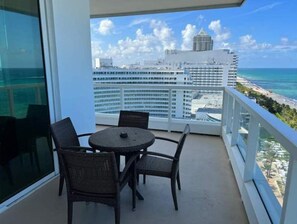Outdoor dining - FONTAINEBLEAU MIAMI SORRENTO oceanfront 1 bedroom (Miami Beach)